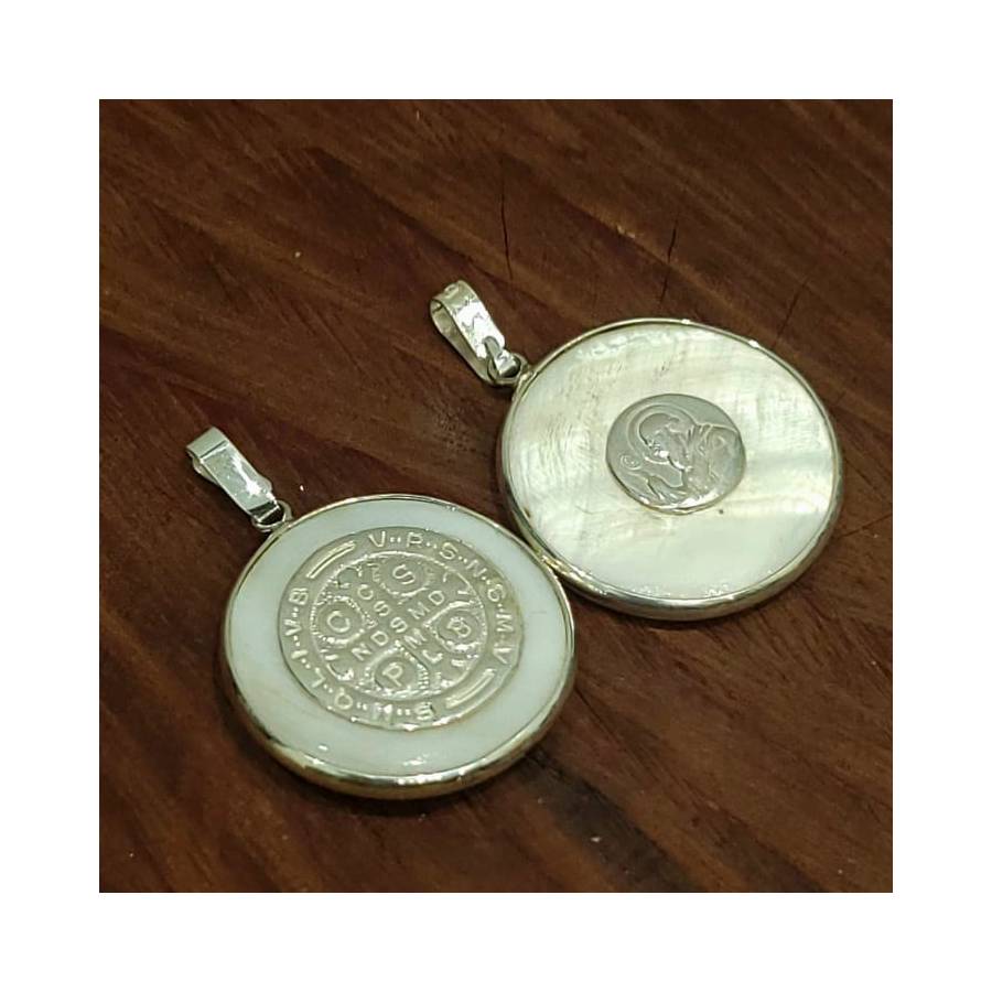 Dijes San Benito de Nácar 30mm