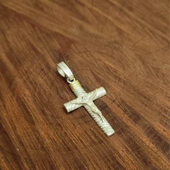 Dijes Crucifijo con Rayas de Plata y Oro